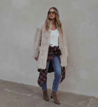 Nee shearling season ❤️. Kvalitni kabat z prirodniho materialu, ktery opravdu hreje a neomrzi. Vydrzi dlouhe roky....