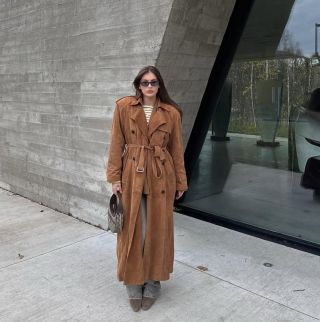 Beauty @kacenka_malisova v suede trenchi. Styl, ktery nikdy nevyjde z mody….shopmojamoja.com