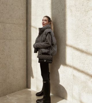 Nase dokonala vesta v sede barve s vlnou. Prakticka na podzim a zimu. Dostupna v showroomu i online na shopmojamoja.com