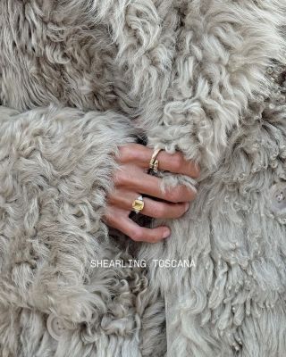 Kvalita. Prirodni materialy. Nadcasove strihy. Kolekce zima25 je tady pro Vas. Dostupna v showroomu a online na...